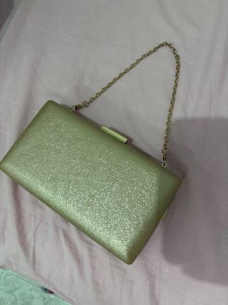 Bolso de mano dorado con cadena