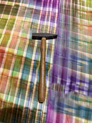 Martillo pequeño de metal y madera
