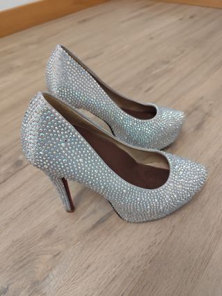 Zapatos de tacón plateados con pedrería