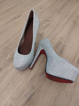 Zapatos de tacón plateados con pedrería