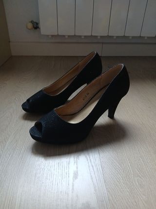Zapatos de tacón negros brillantes talla 39