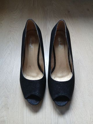 Zapatos de tacón negros brillantes talla 39