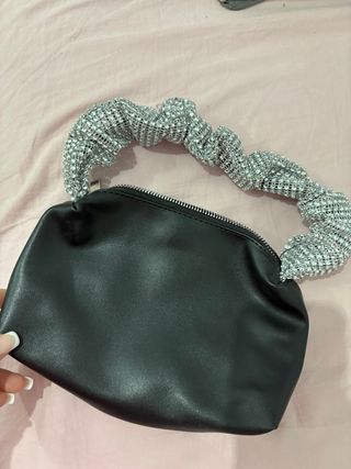 Bolso negro con asa plateada brillante