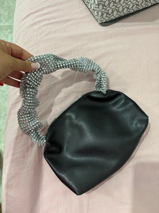 Bolso negro con asa plateada brillante