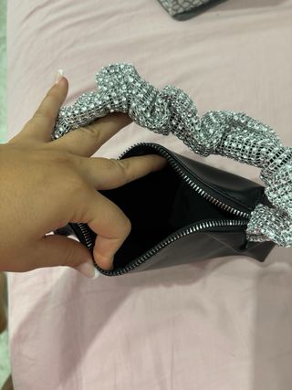 Bolso negro con asa plateada brillante