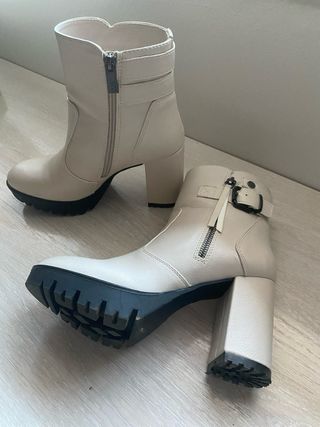 Botines de piel blancos con hebilla