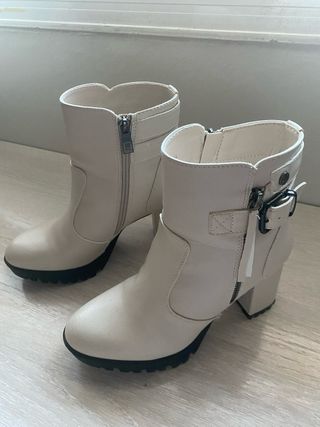 Botines de piel blancos con hebilla