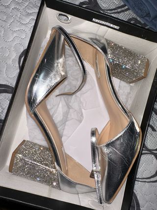 Zapatos de tacón plateados con pedrería
