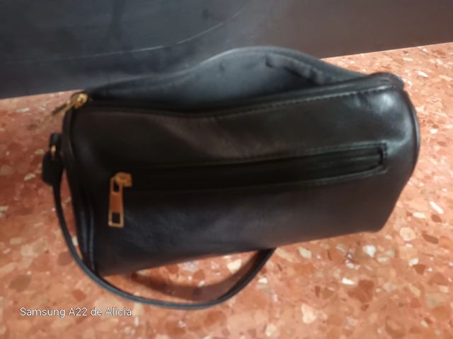 Bolso negro con cremallera