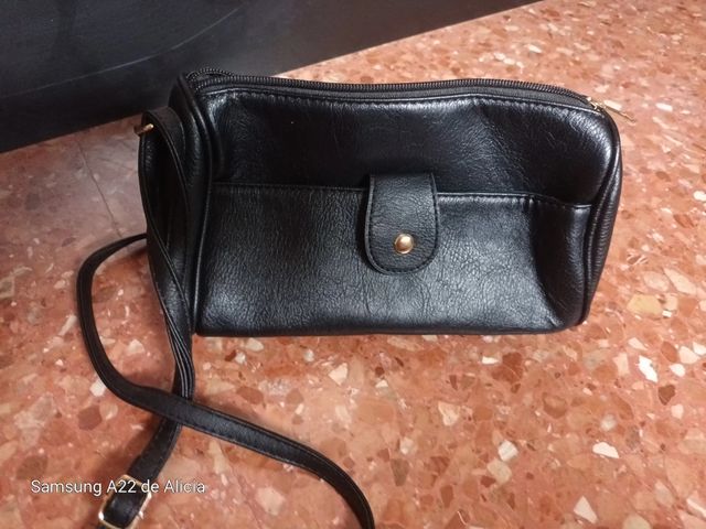 Bolso negro con cremallera