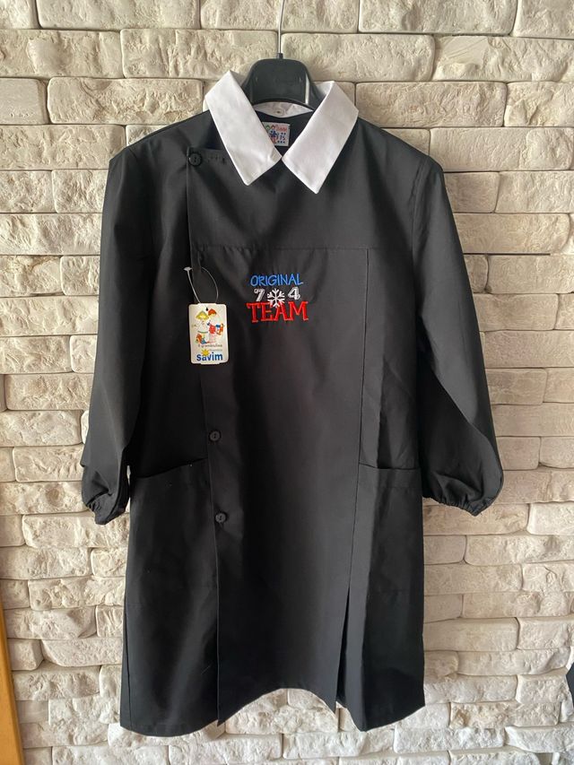 Grembiule nero con colletto bianco staccabile