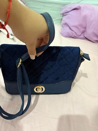 Bolso azul con detalles dorados