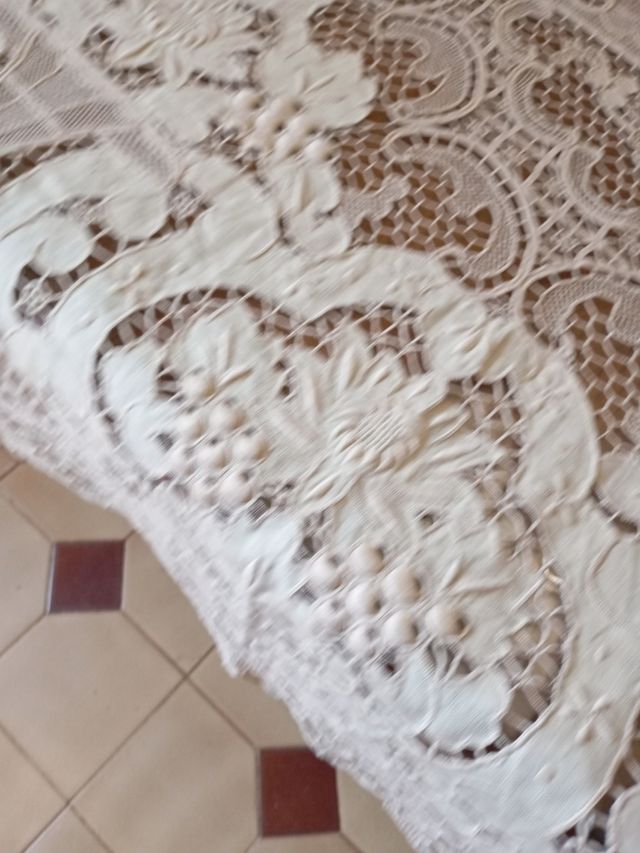 Mantelería encaje Burano con las uvas de la suerte