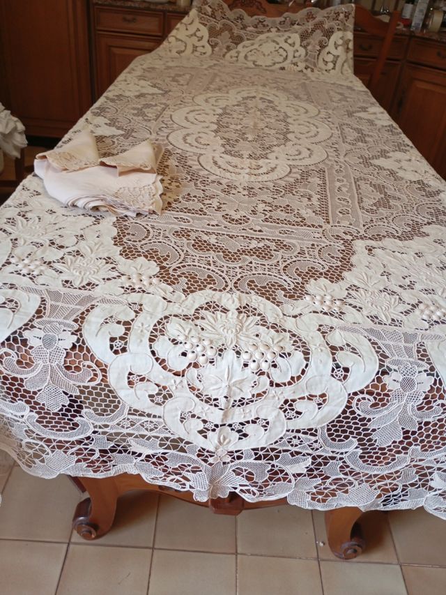 Mantelería encaje Burano con las uvas de la suerte