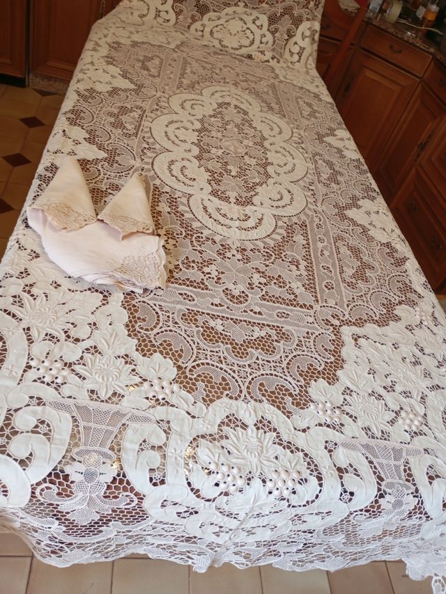 Mantelería encaje Burano con las uvas de la suerte