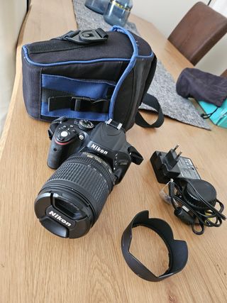 Cámara Nikon D5100 con objetivo y accesorios