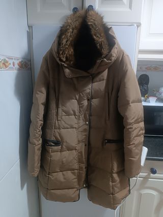 Parka beige con cuello de pelo