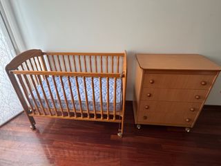 Conjunto de cuna de madera tallada y cambiador