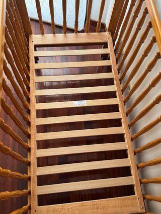 Conjunto de cuna de madera tallada y cambiador