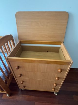 Conjunto de cuna de madera tallada y cambiador