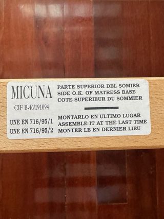 Conjunto de cuna de madera tallada y cambiador