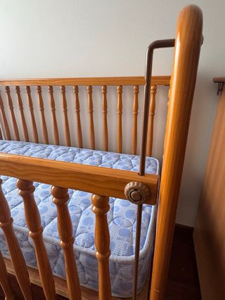 Conjunto de cuna de madera tallada y cambiador