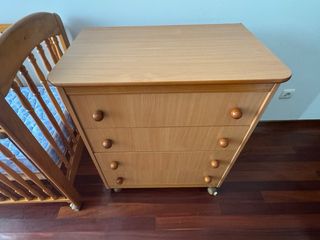 Conjunto de cuna de madera tallada y cambiador