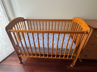 Conjunto de cuna de madera tallada y cambiador