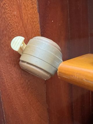 Conjunto de cuna de madera tallada y cambiador