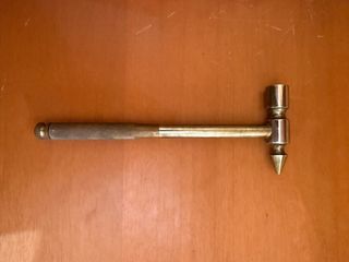 Martillo de metal con mango texturizado