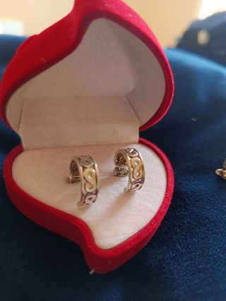 Pendientes dorados con diseño calado