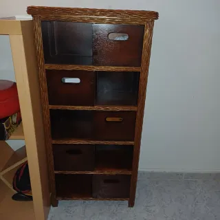 Cómoda de madera y mimbre