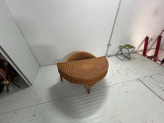 Mesa y sillón de mimbre