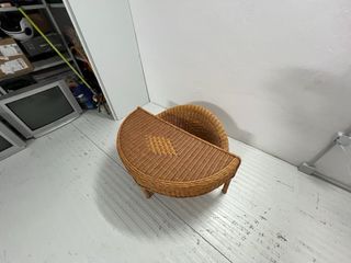 Mesa y sillón de mimbre