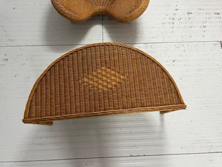Mesa y sillón de mimbre