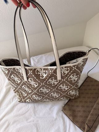 Bolso Guess grande estampado