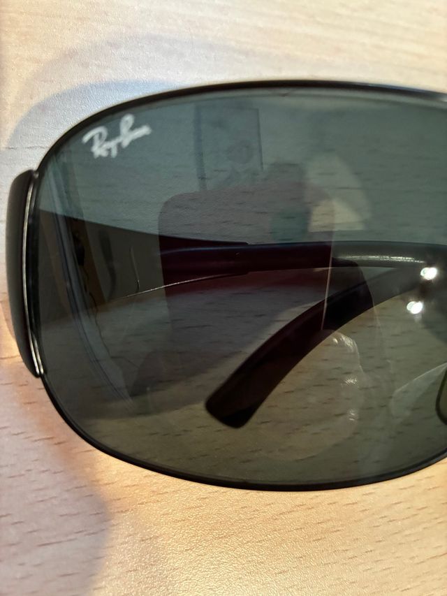 Gafas de sol Ray-Ban negras y verdes