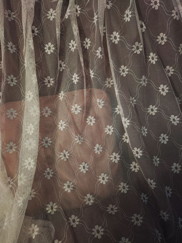 Cortina de tela con flores blancas