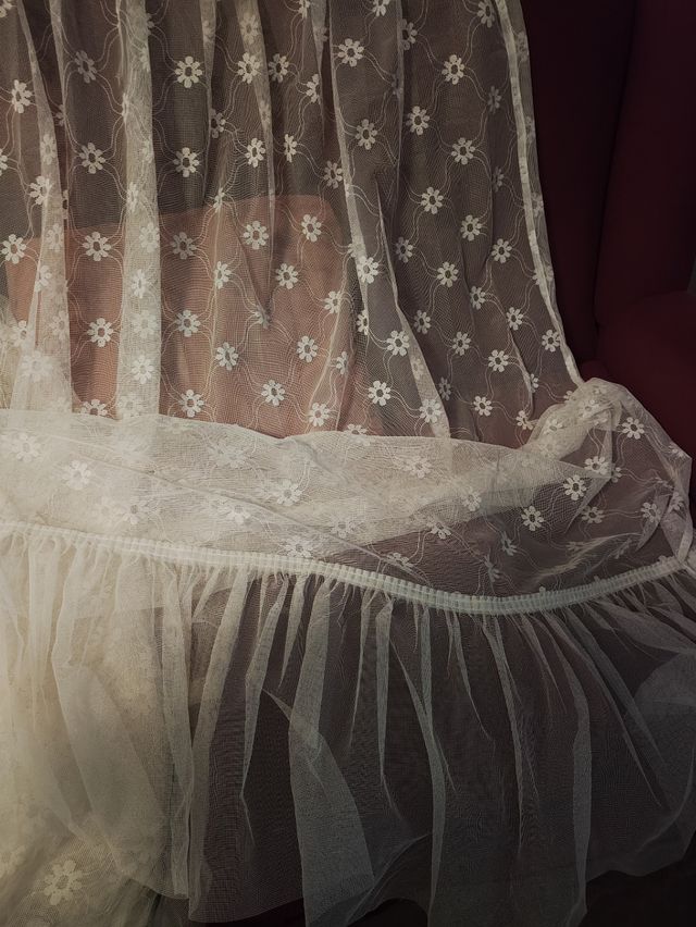 Cortina de tela con flores blancas