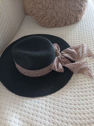 Sombrero negro con lazo estampado