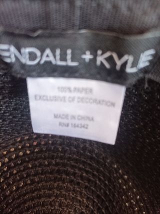Sombrero negro con lazo estampado