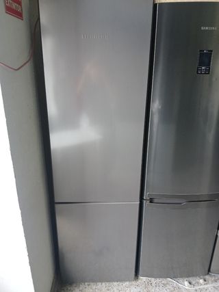 Nevera Liebherr plateada