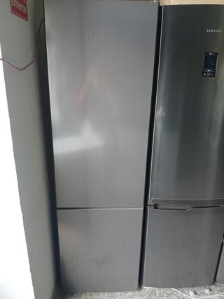 Nevera Liebherr plateada