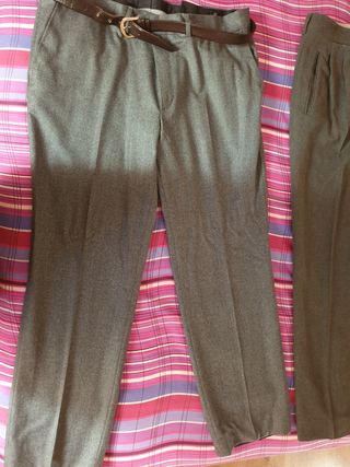 Pantalones de vestir grises con cinturón