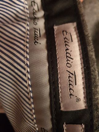 Pantalones de vestir grises con cinturón