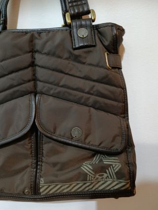 Bolso marrón con detalles verdes