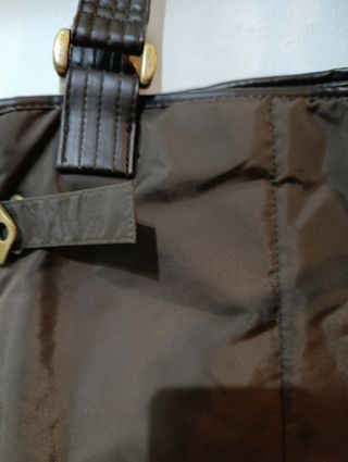 Bolso marrón con detalles verdes