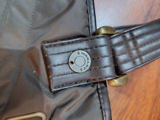 Bolso marrón con detalles verdes