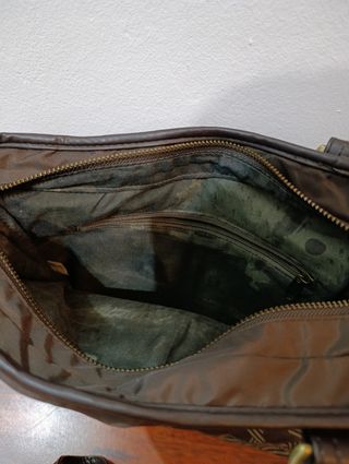 Bolso marrón con detalles verdes