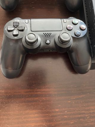 Ps4 1TB + 3 Mandos